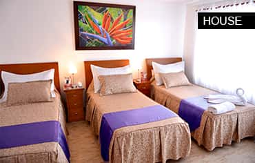 Habitación con tres camas sencillas